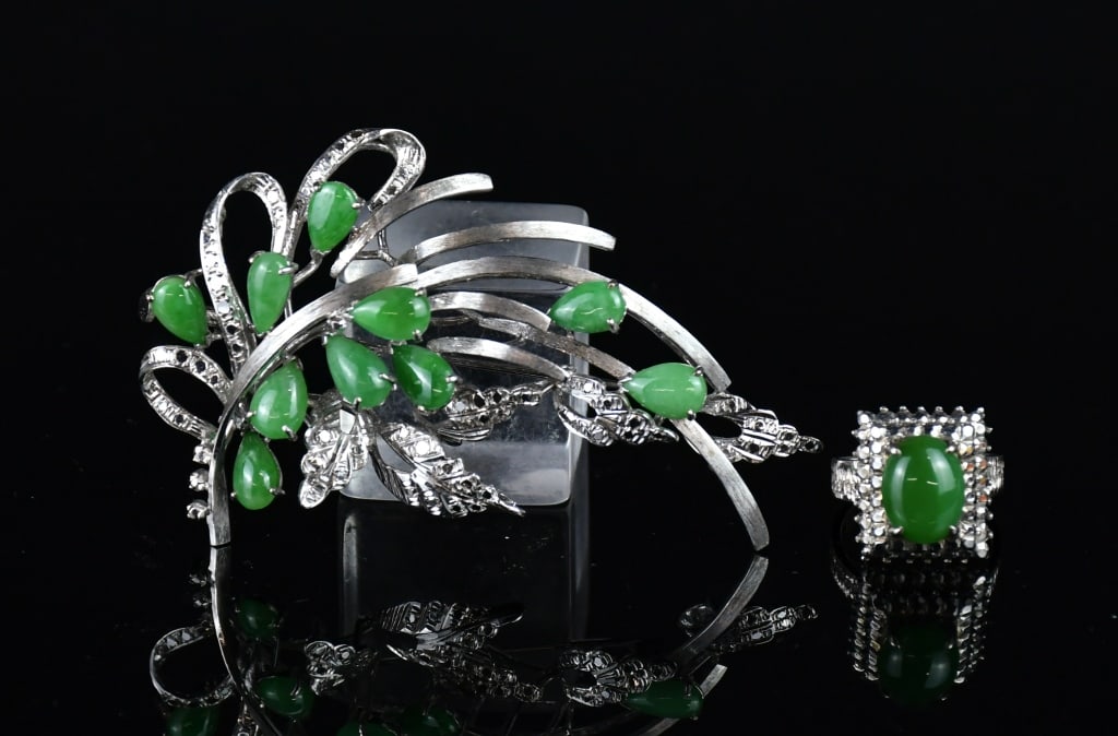 2Pcs 18K White Gold & Jadeite Jewlery w/Box: Comprising 1 brooch has 10 pieces jadeite inlaid, L: 7.4cm; 1 ring, size: us 5.5, jadeite size:4.37x1.8mm 