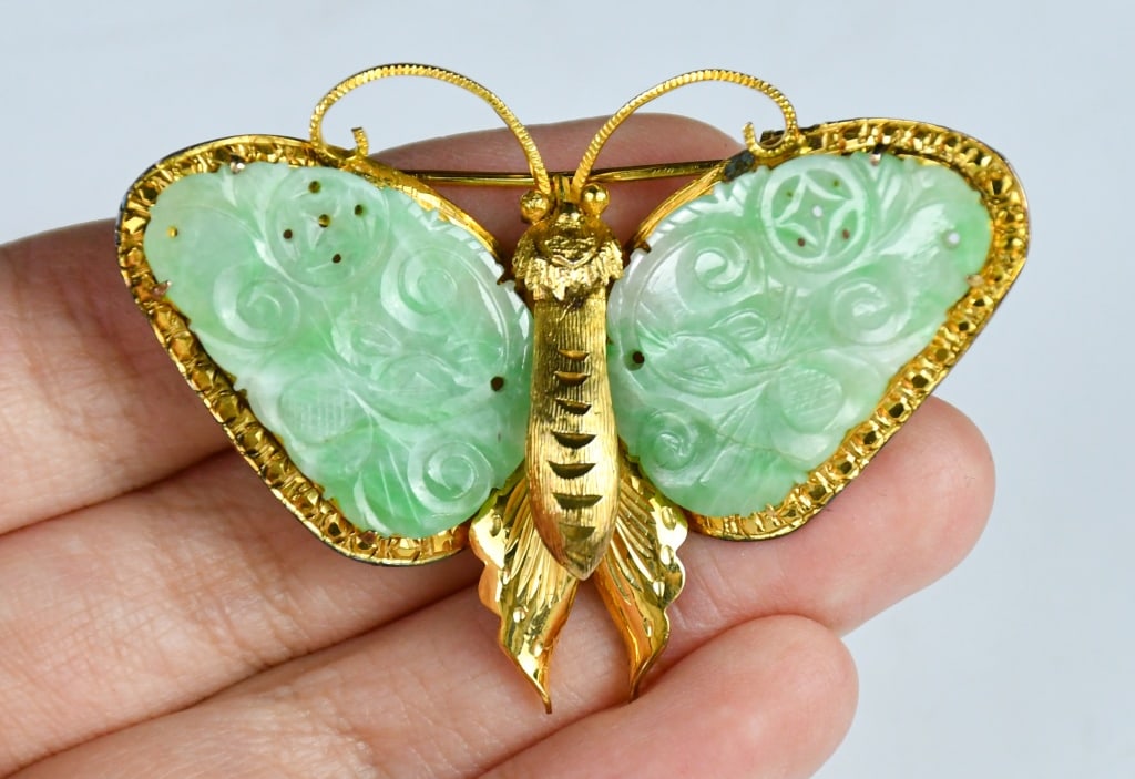 A 14K Gold Framed Jadeite Butterfly Brooch Republi: A butterfly-shaped brooch set with jadeite, delicately encircled by gold mounts. 5.6x4cm 民國 14K金鑲翡翠蝴蝶胸針連盒 