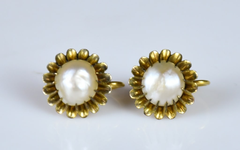 Pair of Pearl Earrings (1 of 4)