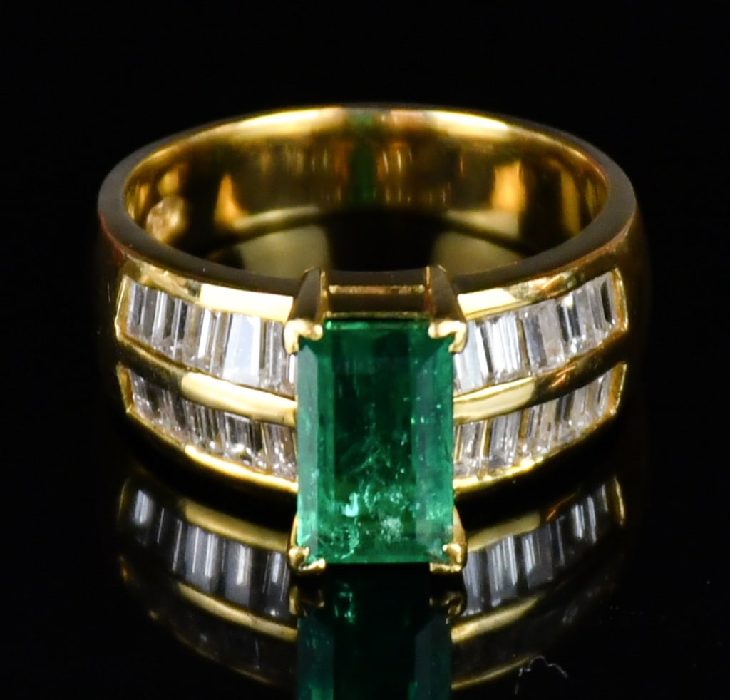An Emerald & Diamond 18K Gold Ring (1 of 4)
