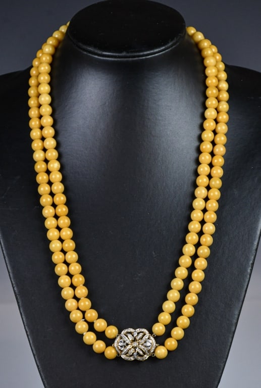A Yellow Jadeite Necklace w/14K Gold Pendant Clasp: The necklace composed of yellow jadeite beads, centered with a 14K gold ornamental clasp set, the reverse stamped ?85? L: 32.6cmn 黃翡珠串項鏈 連14K