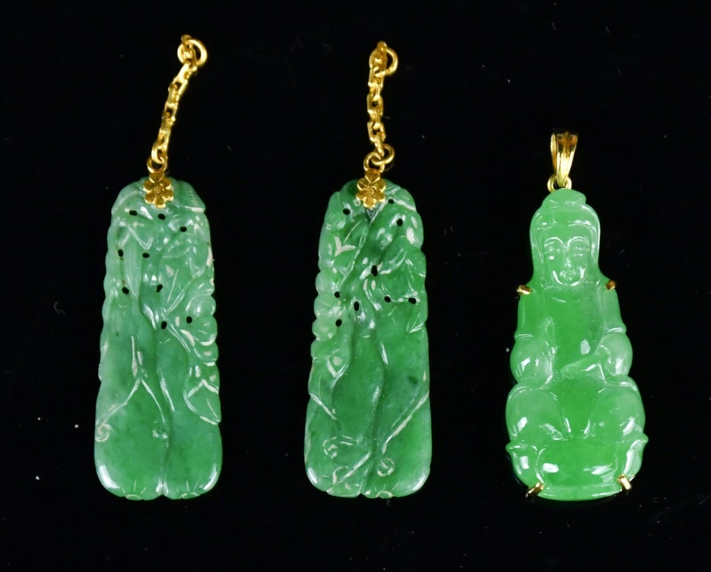 Group of 3Pcs Jadeite Pendants: Comprising 3 pieces jadeite carved pendants in various colors and themes, the largest L:3.5cm 翡翠掛件一組3件 Click here for natural light photos