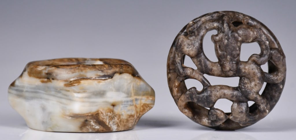 2Pcs Archaistic Jade Objects: Comprising one jade carved cong piece, size:5x5x2.7cm; and a jade carved dragon pendant, D:5.3cm. 高古風格玉雕件一組2件 Click