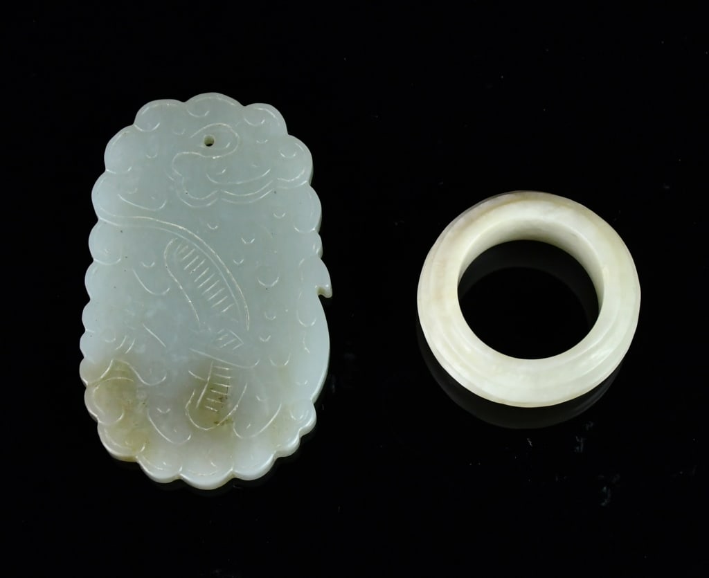 A Jade Plaque & A Jade Stone Ring Republican: Comprising a celadon jade dragon plaque L:5.5cm, and a white jade stone ring D:3cm, size: us8.5 民國 玉雕牌及玉石戒指 Click here