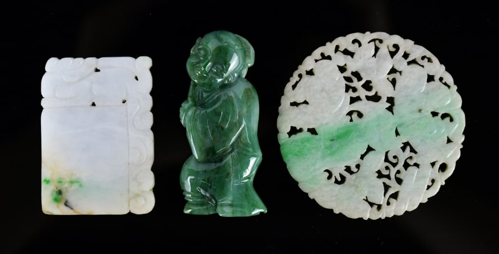 Group of 3Pcs Jadeite Carvings: Comprising three pieces jadeite carvings, in various styles and shapes, the largest D:5.4cm 翡翠玉雕件一組3件 Click here for natural light