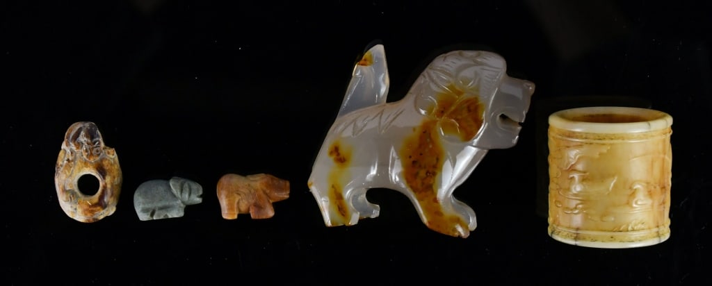 Group of 5Pcs Jade Carvings: Comprising a agate carved beast, a ring, and three small carvings in various styles, the largest L:6.5cm 各式雕件小物一組5件 Click here