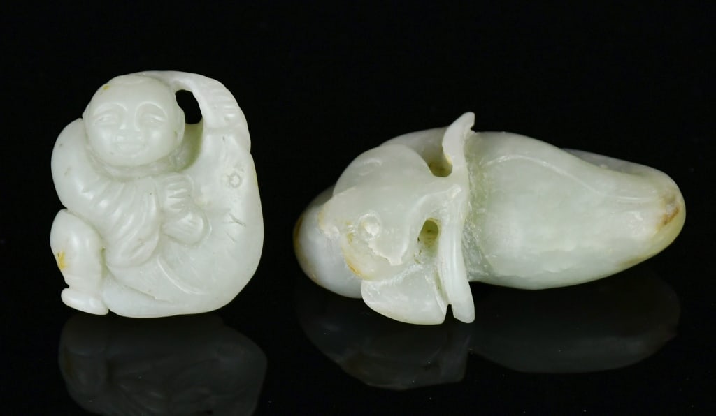 Group of 2Pcs Celadon Jade Carvings Repubican: Comprising two celadon jade carvings in various shapes and sizes, the largest L:6.8cm 民國 青白玉雕把件一組2件