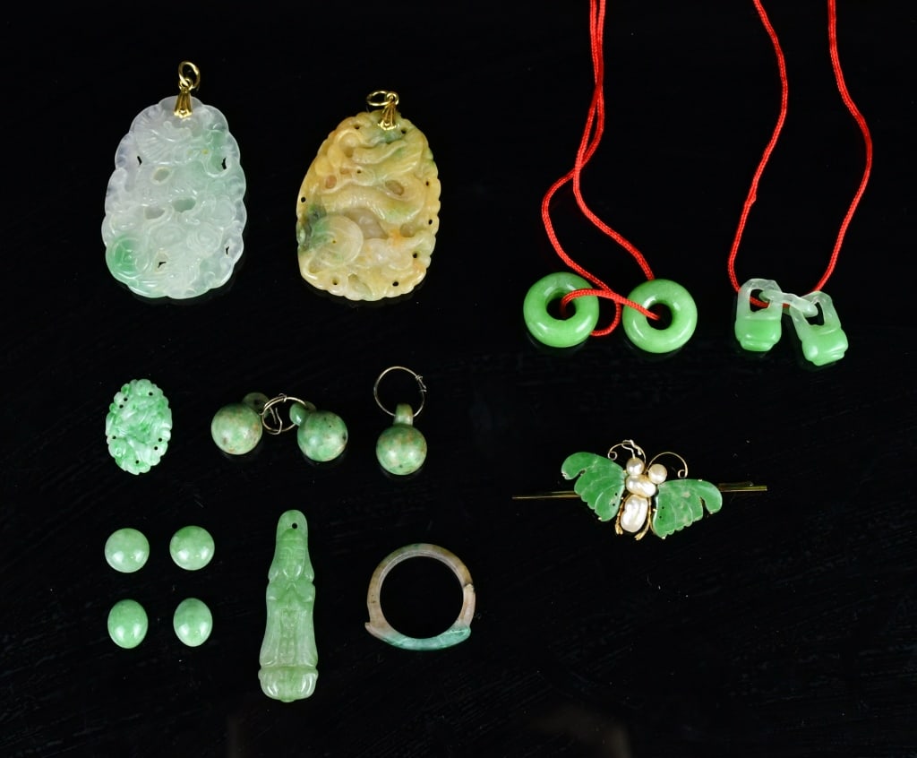 A Group of Jadeite Articles w/Box Republican: Comprising a group of jadeite carvings of various forms and sizes, including two pendants and a brooch. Largest: 4.5x3cm 民國