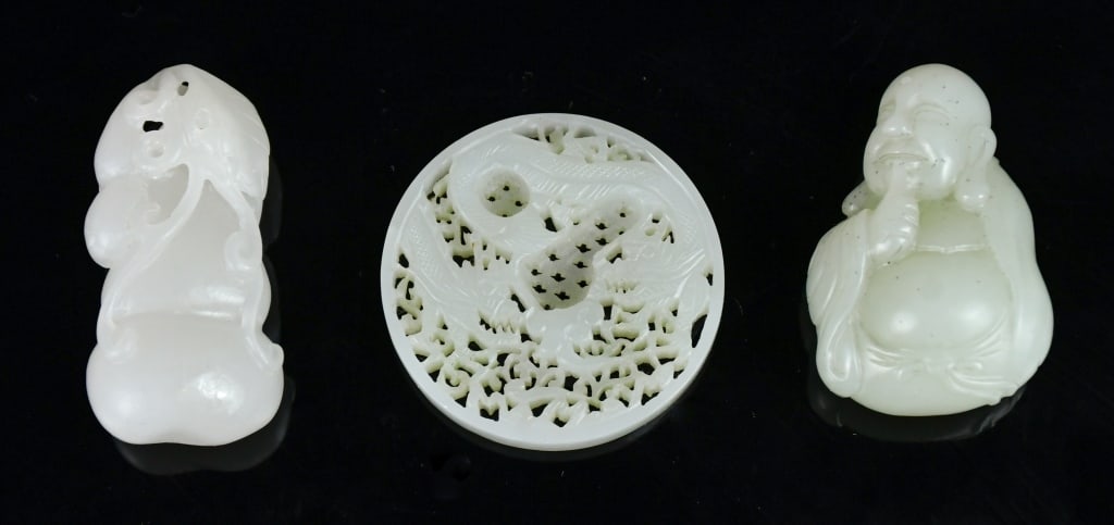 Group of 3Pcs White Jade Carvings Republican: Comprising 3 pieces white jade carvings in various styles and sizes, largest L:5cm 民國白玉雕件一組3件 Click here for natural light