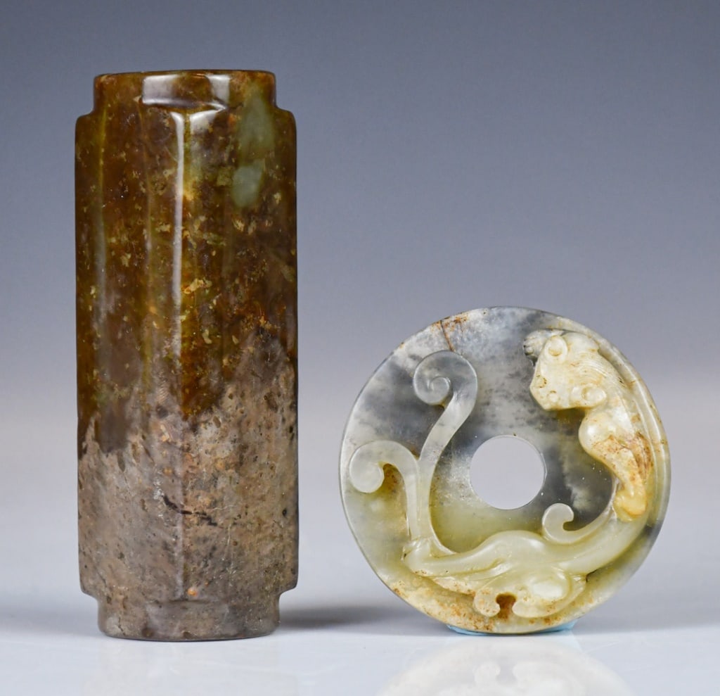 Group of 2Pcs Archaistic Jade Carvings: Comprising a brown jade carved Cong H:11.8cm, and a jade carved dragon round pendant, D:68.5cm. 高古風格玉琮及龍珮