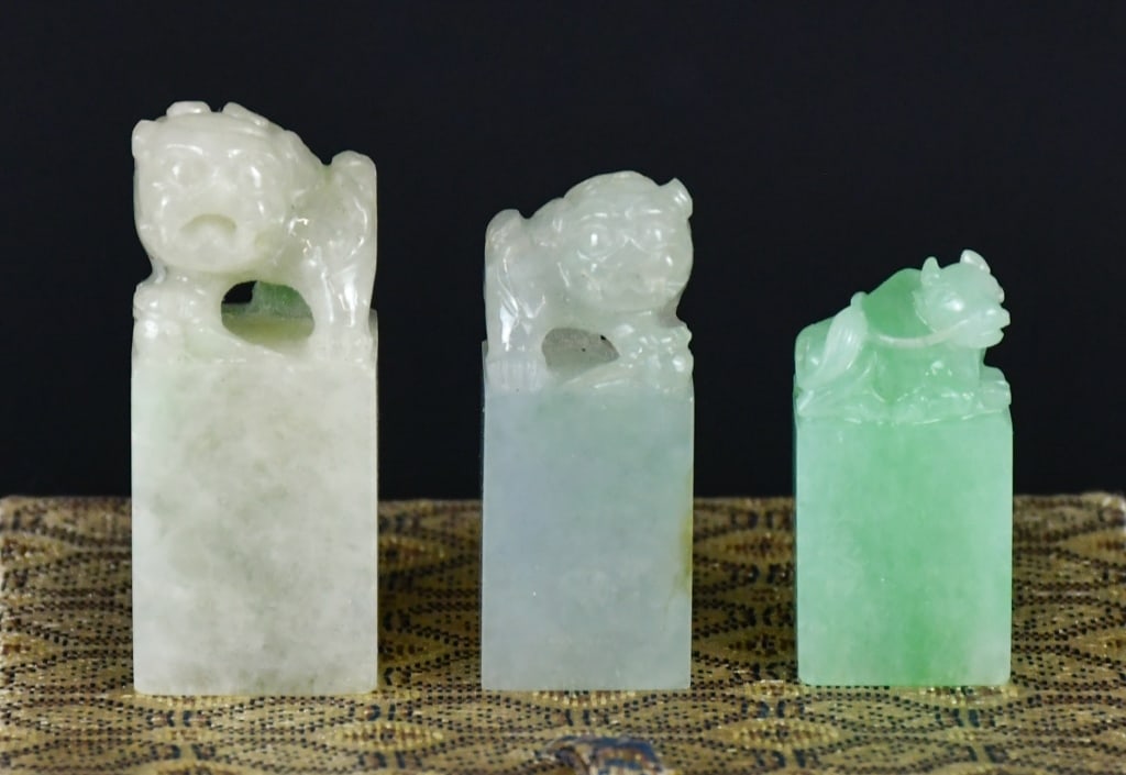 Group of 3Pcs Jadeite Carved Seal Stones: Comprising 3 pieces jadeite carved seal stones in various sizes and colors, largest size:1.8x1.9x4.4cm 翡翠章料一組3枚連盒