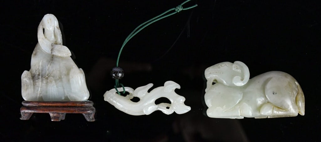 Group of 3Pcs Jade Carvings Qing: Comprising 3 pieces jade carvings in various themes and colors, the largest L:5.6cm 清 玉雕把件一組3個