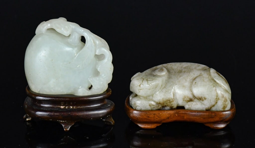 Group of 2Pcs Jade Carvings w/Stds Qing: Comprising 2 pieces jade carvings in various themes and colors, the larger L:5.1cm, each comes with matching wood stand. 清 玉雕小擺件一組2個 $