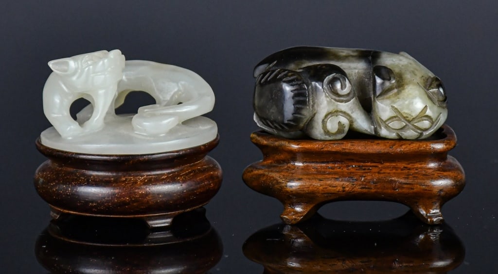 Group of 2Pcs Jade Carvings w/Stds Qing: Comprising 2 pieces jade carvings in various theme and colors, the larger L:4.6cm, each comes with matching wood stand. 清 玉雕小擺件一組2個 Ű