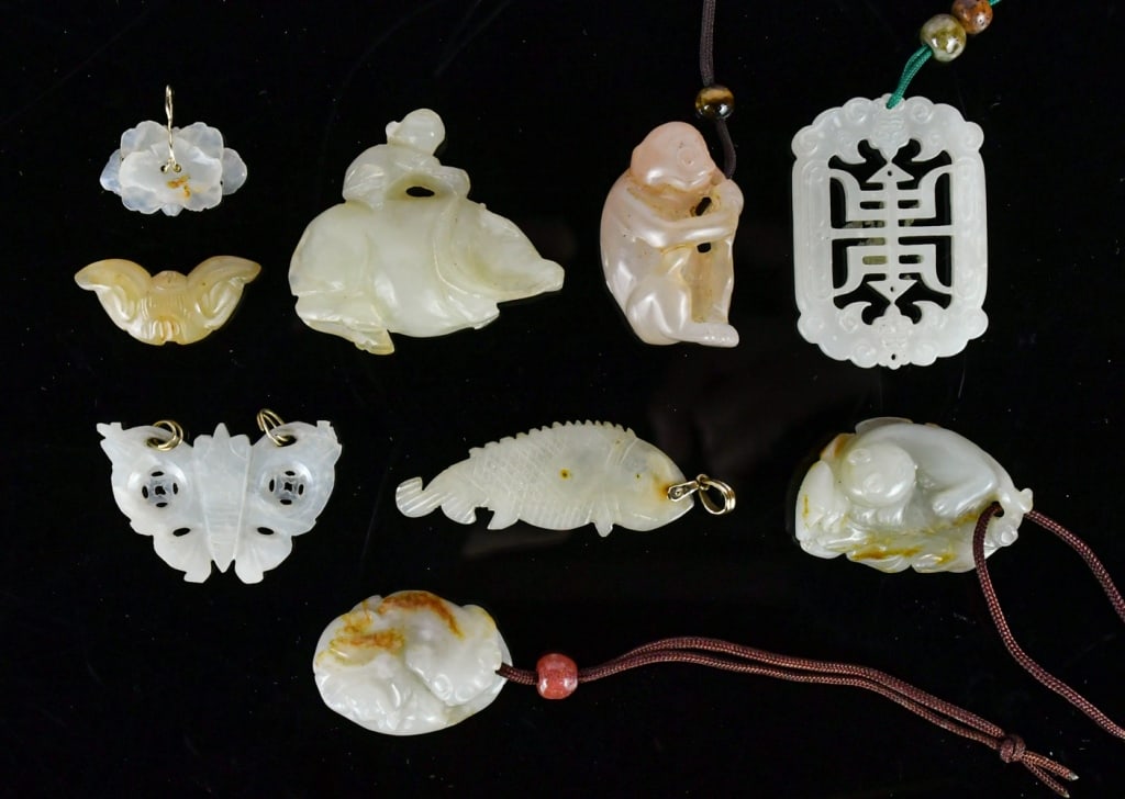 9Pcs White Jade Carvings Republican: Comprising 9 pieces small white jade carvings in various themes and shapes, the largest size:4.5x3cm 民國 白玉小雕件一組9件