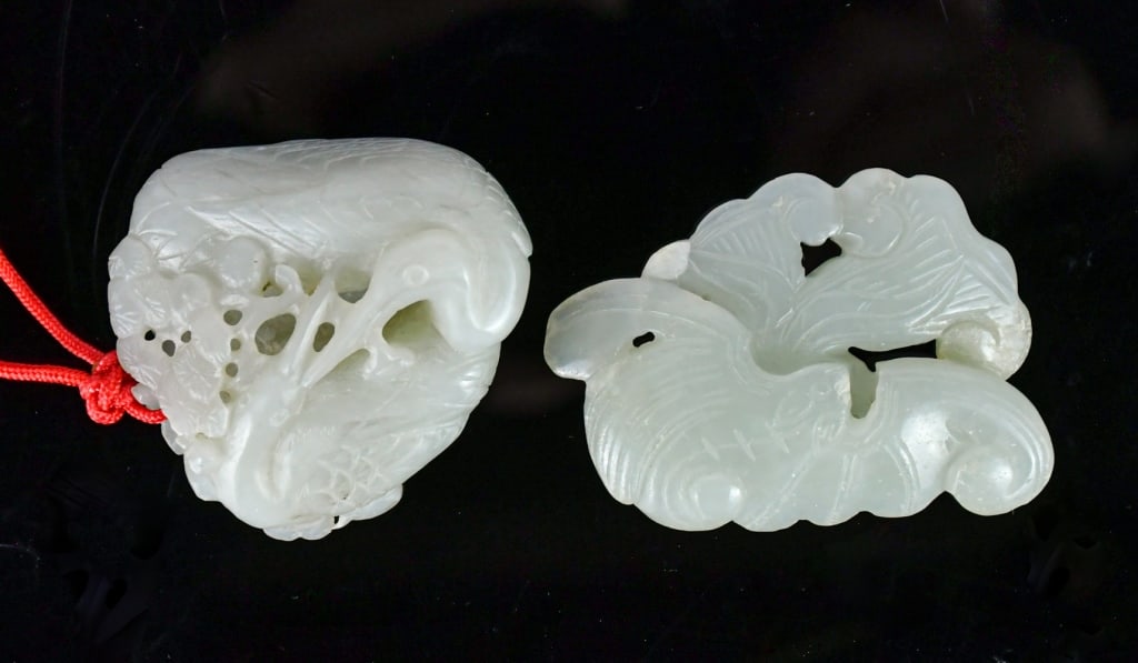 2Pcs White Jade Carvings Qing: Comprising 2 pieces white jade carvings in various themes and sizes, larger L:5cm 清 白玉雕把件一組2件