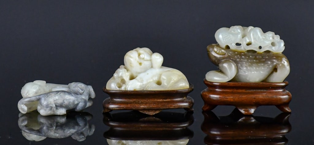 Group of 3Pcs Jade Carvings w/Stds Qing: Comprising 3 pieces jade carvings in various themes and colors, the largest L:5cm, each comes with matching wood stand. 清