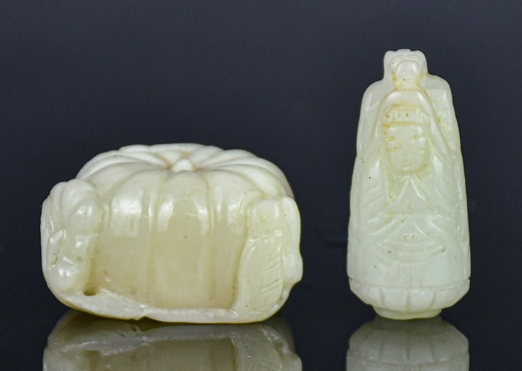 Group of 2 Jade Carvings Republican: Comprising a jade carved pumpkin, 4.5?.5cm; and a jade carved Guanyin figure, 4.5?.2cmic 民國 玉雕觀音及玉雕南瓜 Click here