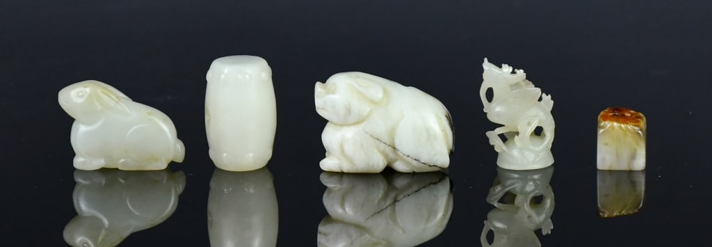 A Group of 5 Jade Carvings Republican: Comprising 5 pieces of jade carvings, in various sizes and styles, the largest 4x2.8cm. 民國 玉雕小件一組5件 Click here for natural