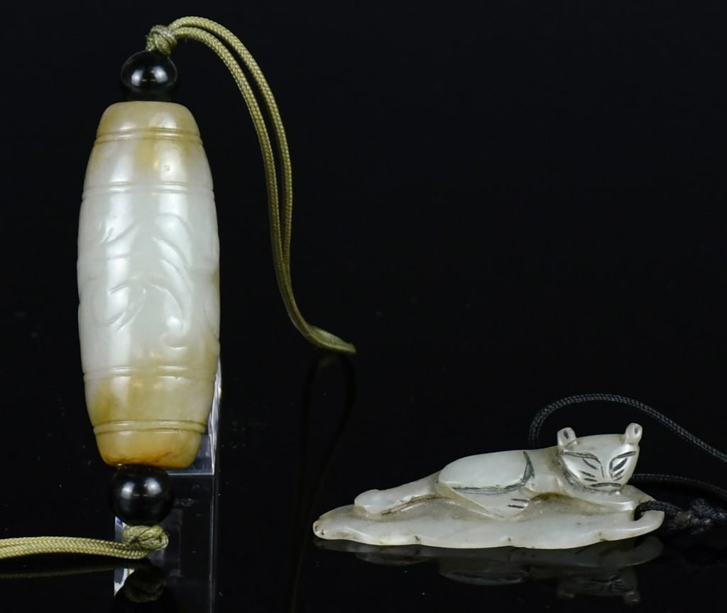 Group of 2Pcs Archaistic Jade Carvings: Comprising a bager on leaf jade carving and a large olive shape jade bead, larger L:5cm 高古風格玉雕小件一組2個