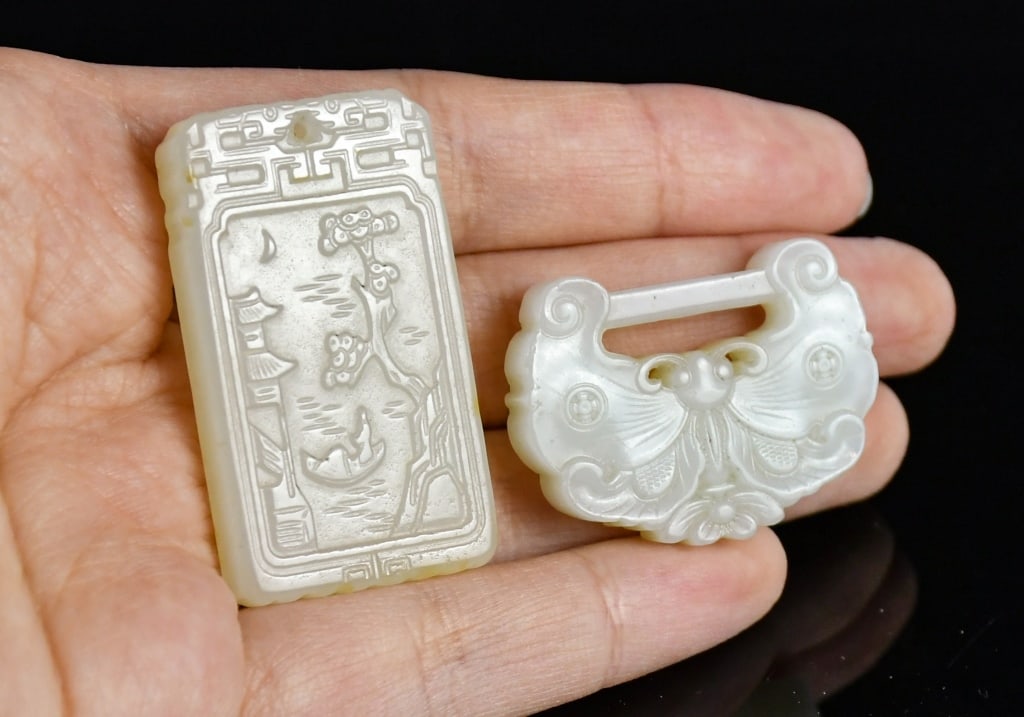 A Group of 2 Jade Carved Plaques Republican: Comprising a lock-shaped jade plaque in a moth form and a small rectangular jade plaque in various shapes and styles, larger: 4.1x2.3cm 民國 鎖形玉珮及玉