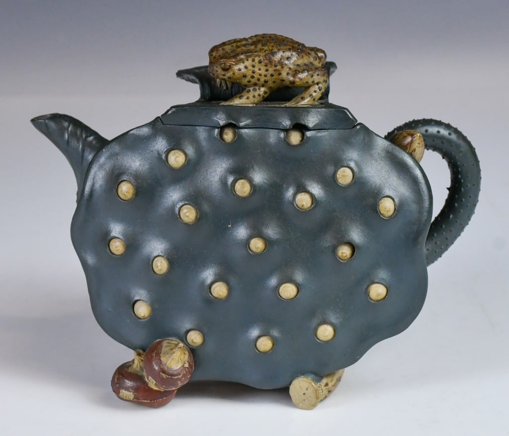 A Polychrome Frog & Lotus Pod Zisha Teapot: The body is modeled as a large, upright lotus pod. The cover is surmounted by a naturalistically toad serving as the knob. D:17cm, H:13cm 仿生蟾蜍蓮蓬紫ఀ