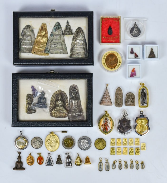 Group Assorted Southeast Asian Amulets & Souvenirs 20thC: Group of assorted amulets,souvenirs, coins and etc, in various shapes and materials. Southeast Asian styles. 20世紀 各式東南亞風格佛牌