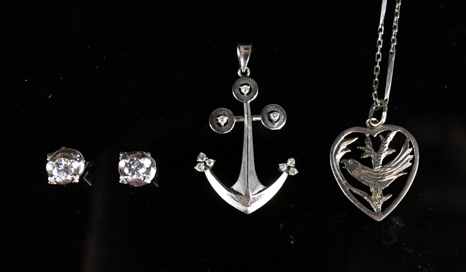 A Group of 4 White Gold Jewelleries (1 of 11)