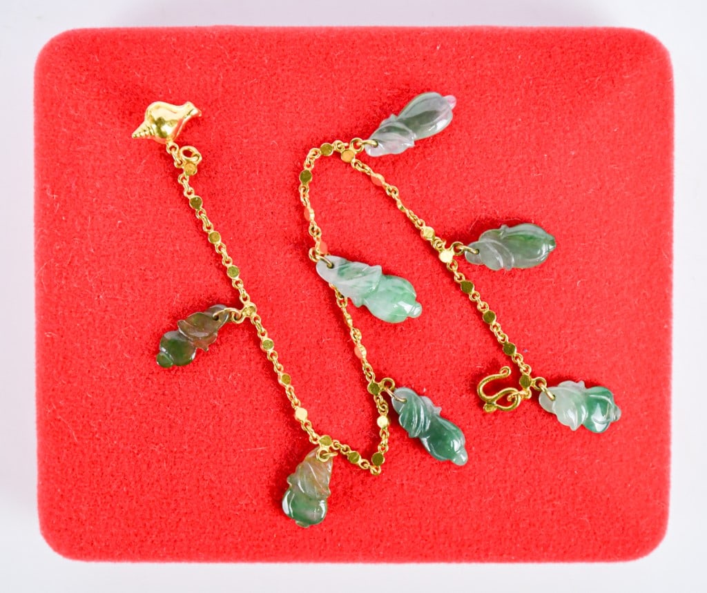 A Golden Bacelet w/ Jadeite Bok Choi Charms: A golden chain bracelet with 7 small green jadeite dangle charms. Approx L:18cm 翡翠小白菜掛飾手鏈 連盒
