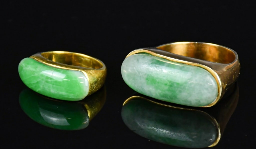 2PCs Gold & Jadeite Men's Rings: Comprising 2 pieces men's rings, one with stamped 14K yellow gold casted jadeite ring size: US11; the other one has no mark, size: US 5 金鑲翡翠男裝戒指