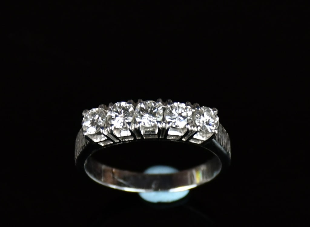 A 16K White Gold Diamond Ring (1 of 8)