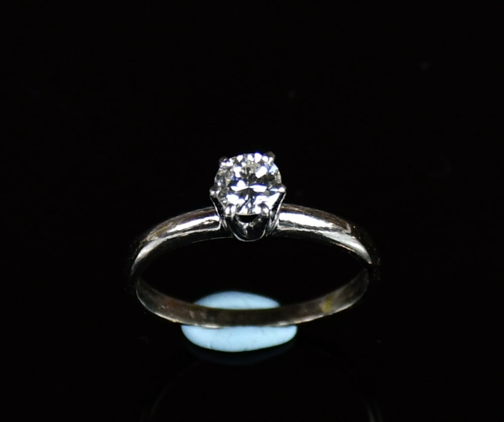 A 14K White Gold Diamond Ring: One stamped 14K white gold casted 6-prong solitaire diamond ring, contains 1 round brilliant cut prong set natural diamond, size:US 6 14K白金鑲單鑽戒指 ५