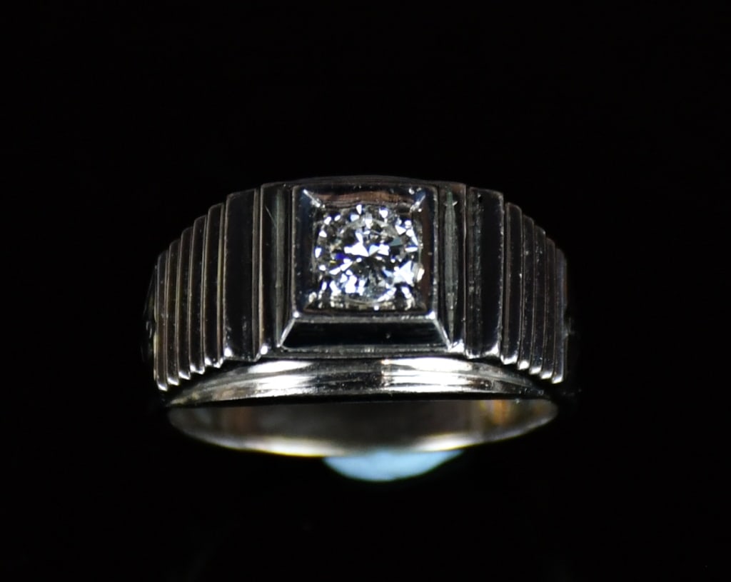 A 18K White Gold Diamond Ring: One stamped 18K white gold casted diamond ring, contians 1 round brilliant cut prong set natural diamond, size:US 6.5-7. Comes with certificate. 18K白金鑲單鑽戒