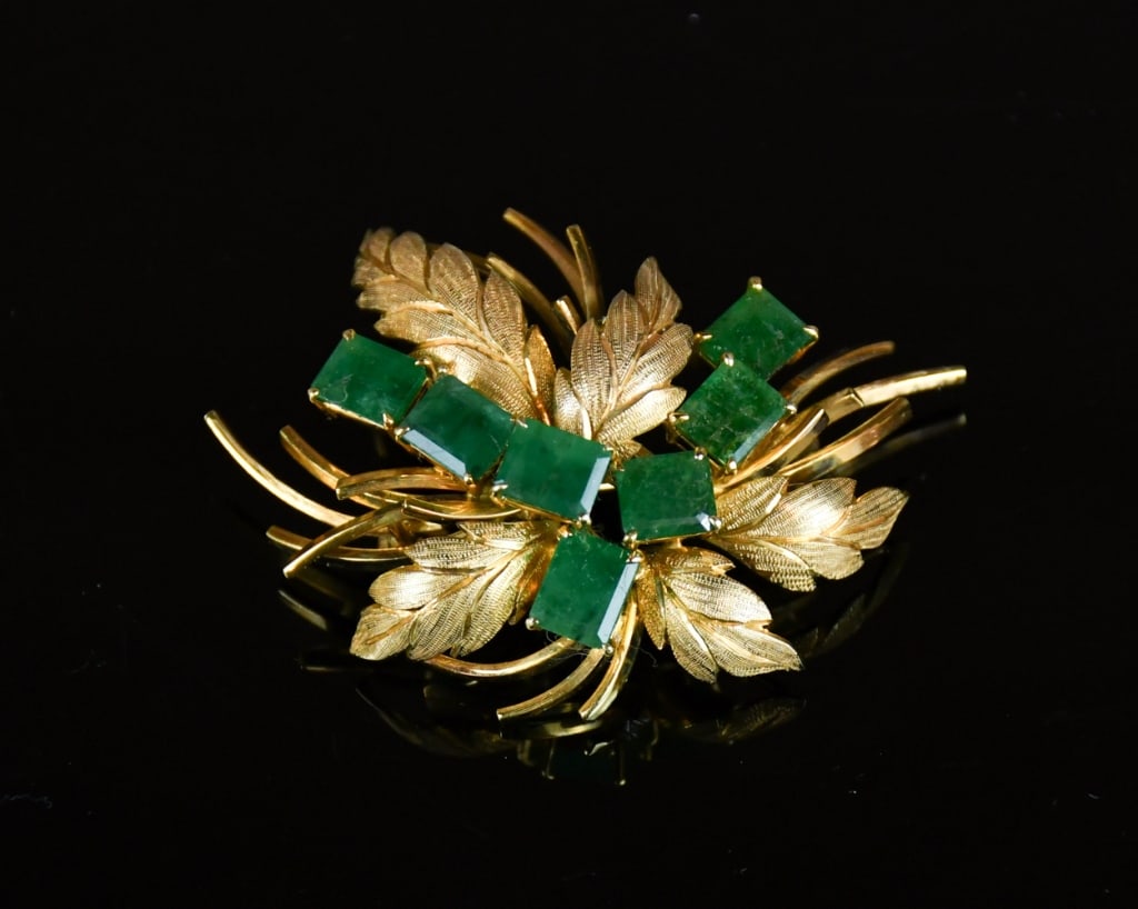 A 14K Gold Emerald Brooch: One stamped 14K gold casted flower brooch, contains 7 emerald cut prong set Emeralds / Beryl, L:5.4cm. Comes with certificate. 14K金鑲祖母綠胸針 帶Ť