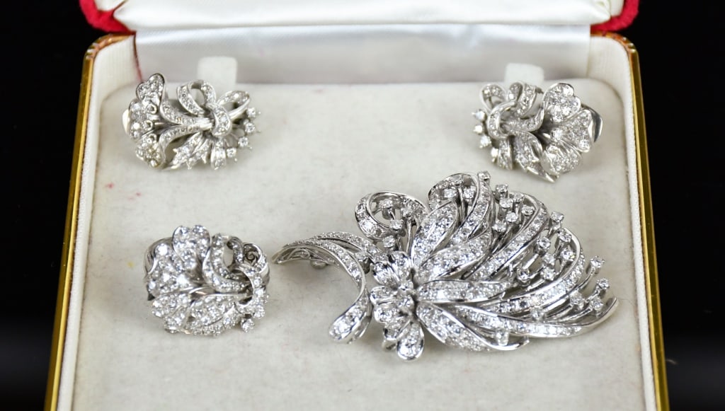 18K White Gold Diamonds Ring & Earrings Set: Comprising 1 stamped 18K white gold casted & hand assembled diamond ring (size: US 5.5)with a pair of diamond earrings. Together they contain 20 round brilliant cut prong set natural diamonds, 166