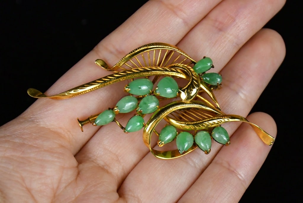A 14K Gold & Jadeite Brooch w/Box: A 14K gold brooch designed as scrolling foliage, set with jadeite cabochons, with a '14K' mark. 6.9x3.1cm 14K金鑲翡翠胸針 連盒