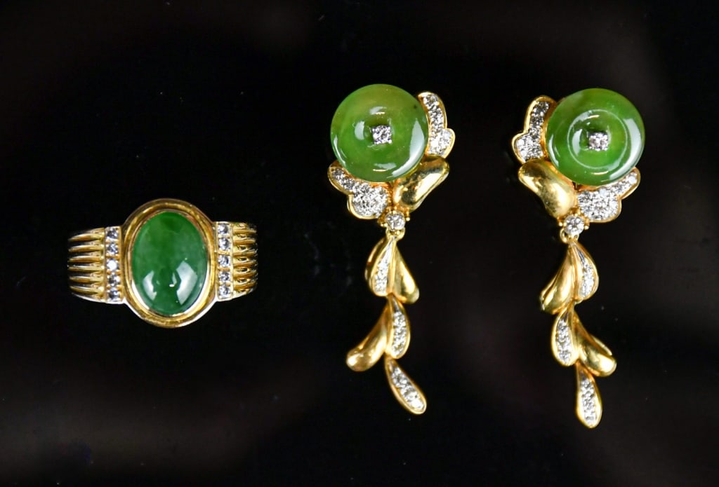 18K Gold Diamond & Jadeite Ring & Earrings: Comprising a pair of drop earrings that stamped 750 gold with diamond and jadeite inlaid; and a stamped 750 yellow gold casted diamonds and jadeite ring, size: US7 18K金鑲鑽翡&
