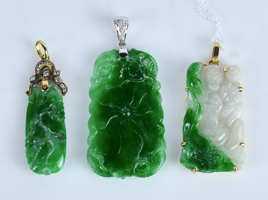 Group of 3Pcs Jadeite Plaques: Comprising 3 pieces green/ green and white jadeite plaques, the largest one size: 4x2.5cm. Each with gold/silver bail, and 2 of them stamped 750. 翡翠吊墜一組3ĉ