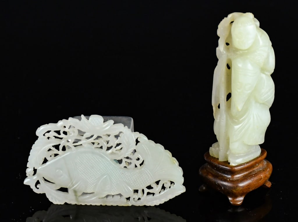 Group of 2Pcs Pale Celadon Jade Carvings Qing: Comprising a reticulated fish plaque and a carved figurine, both stone in pale celadon color tone, L:6.5cm/ 6.4cm 清 青白玉雕小件一組2件 