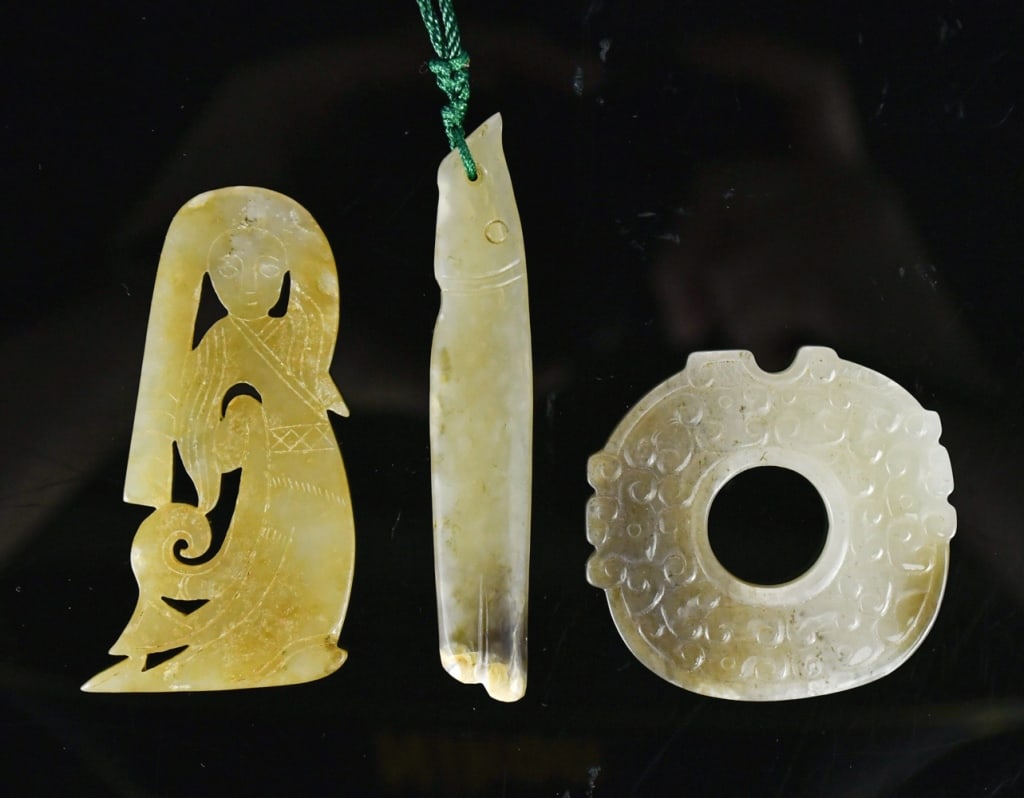 Group of 3Pcs Archaistic Jade Carvings: Comprising 3 pieces archaistic jade carvings in various shapes and sizes, the stone overall in beige to caramel color tones, the largest L:6.5cm 高古風格玉雕件