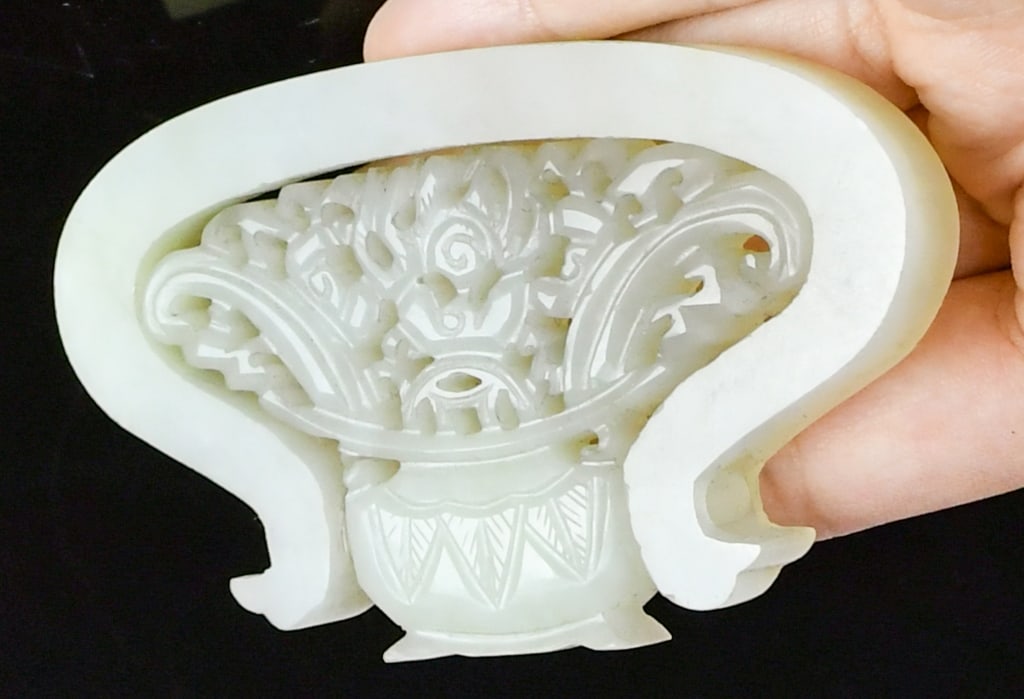 A White Jade Pisces Ornament Qing: Carved with openwork techniques, the artifact is carved from one single jade and has a design of moveable ring. 8.5x5.1cm 清 白玉透雕活環珮 Click here