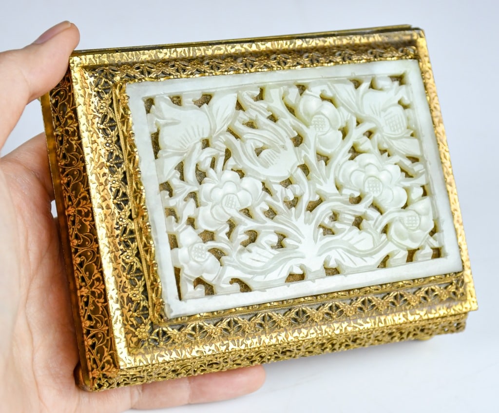 A Jade Carving Inlay Golden Jewelry Box: A golden jewelry box with a jade carving inlaid on the cover, the jade piece size:9x6.5cm, the box size:12x9.3x4.5cm 鑲花蝶紋透雕玉牌西洋