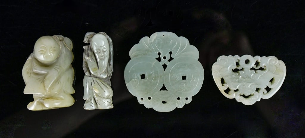 Group of 4 Assorted Celadon Jade Carvings Republic: Comprising two figures H:5.4cm, a double-coins plaque D:5.5cm, and a bat pendant L:5cm. All carved from celadon jade. 民國 青白玉件一組4件