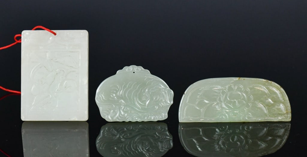 Group of 3Pcs Jade Plaques Qing: Comprising 3 pieces assorted jade carved plaques, in various styles and sizes, the largest L:7.5cm 清 玉雕牌一組3枚