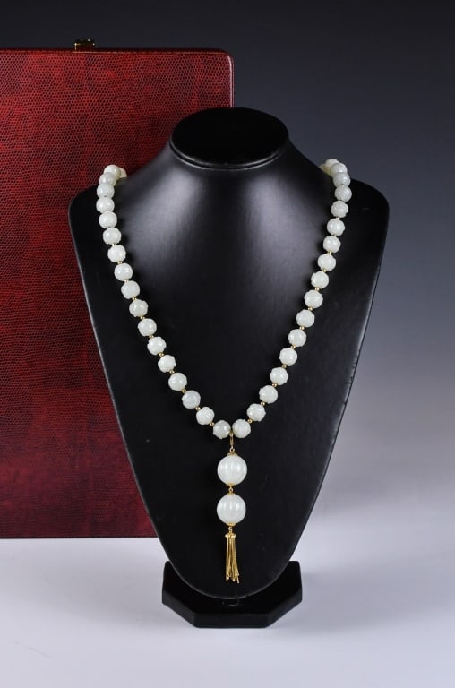 A Jade Necklace w/Box: The beaded necklace with a removable pendant of two lobed beads, pendant L:10cm; necklace L approx:72cm. 白玉雕螭龍珠項鏈連玉珠吊