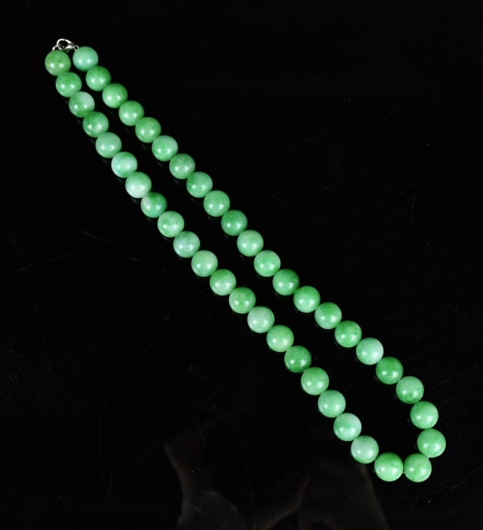 A Jadeite Bead Necklace (1 of 7)