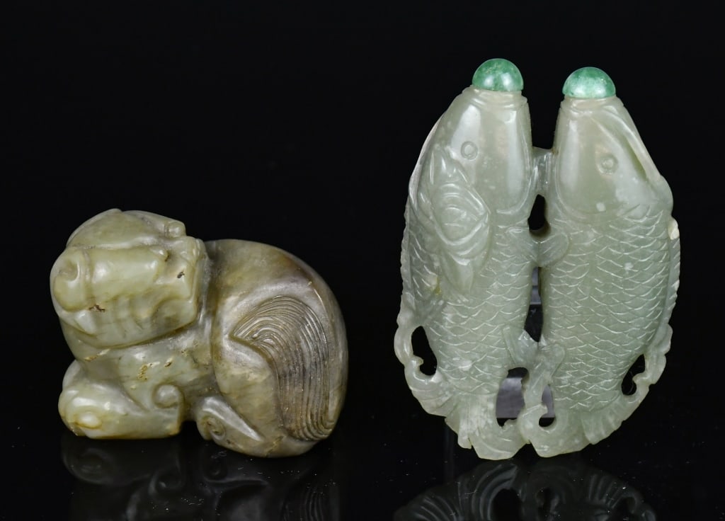 A Celadon Jade Carved Beast & A Snuff Bottle Qing: Comprising a jade carved mythical beast L:5.5cm; and a jade carved double-fish snuff bottle, H:7.5cm. Both in celadon color tone. 清 青白玉瑞獸及雙ň