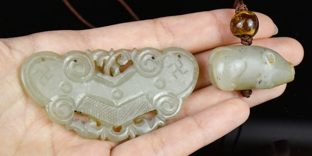 A Jade Plaque & A Jade Pig Carving Qing: Comprising a celadon jade carving of a Qing-shape, L:6.5cm; and a small pig ornament, L:3.5cm 清 青白玉牌及小豬掛件