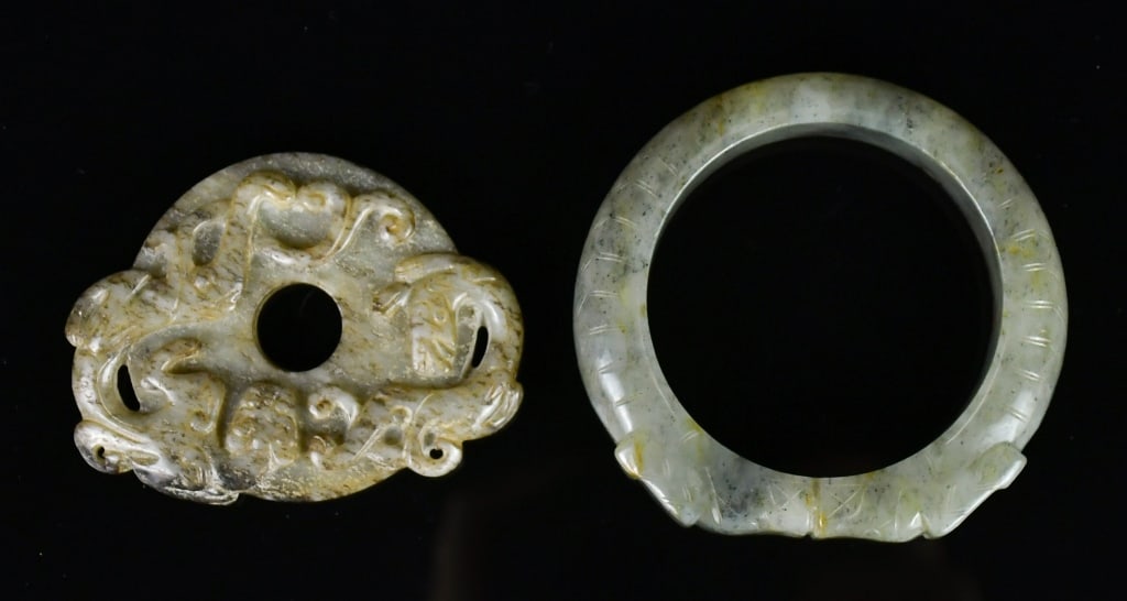 An Archaistic Jade Disc & A Jade Bangle: Comprising a jade Bi disc with high-relief carved dragons, L:7cm; and a carved jade bangle in dragon theme, 54.5x27x11cm 高古風格出廓玉璧及玉