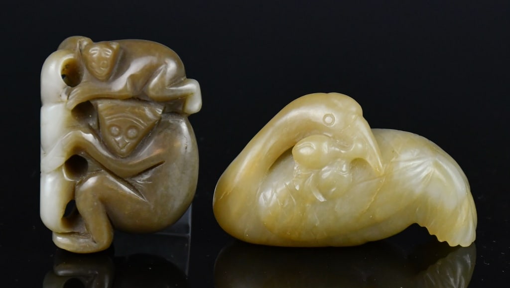 Group of 2Pcs Jade Carved Animals Qing: Comprising a stacked-monkeys carving in russet & white color jade, H:5.3cm; and a crane carving in caramel color jade, L:6.5cm 清 青玉雕動物把件一